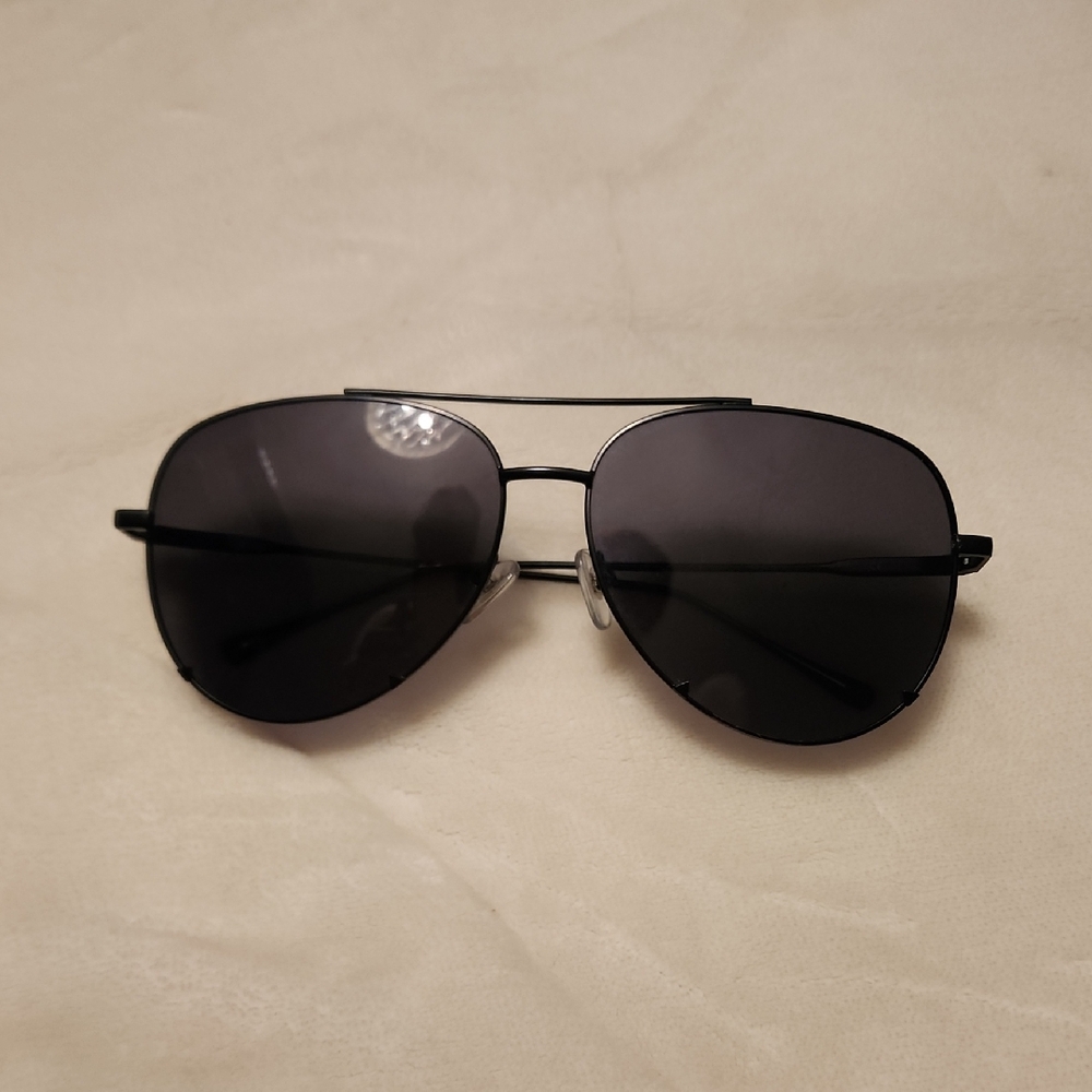 Sleek Black Aviator Sunglasses